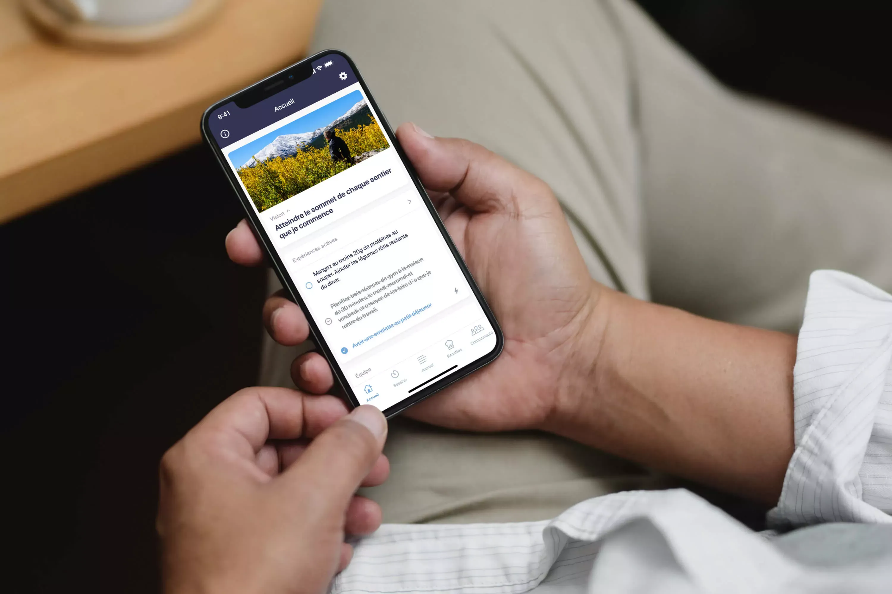 Homme utilisant l'application Constant Health sur son téléphone